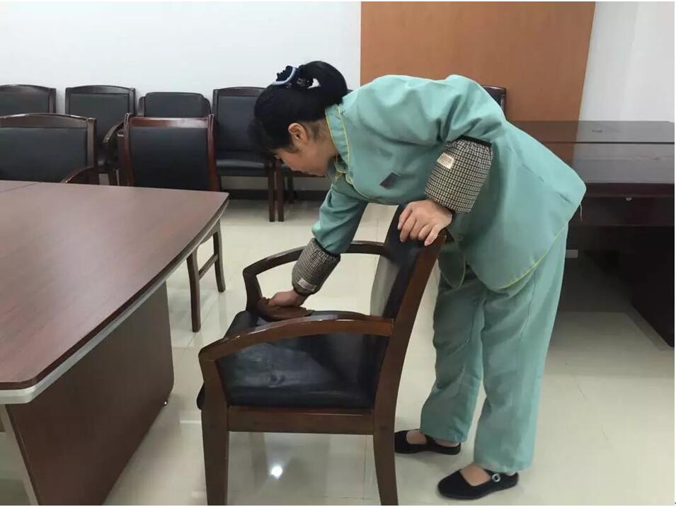 当前位置></p></a>> 中房物业:标杆保洁员 承担这个区域保洁任务的员工王连英