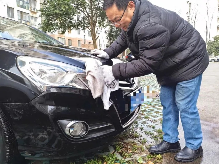 学雷锋在行动，免费洗车暖人心